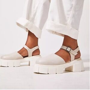 FREE PEOPLE Milan Mary Janes / Dune
8
NWT